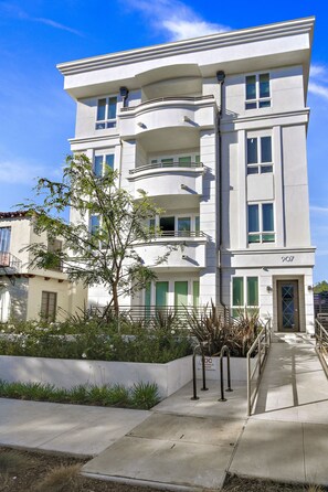 907 S. Sehanadoah St.