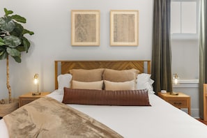 Master Bedroom 1 king bed