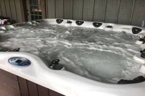 Bañera de hidromasaje cubierta