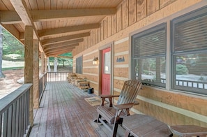 Bear Den--- Log Cabin Front Porch