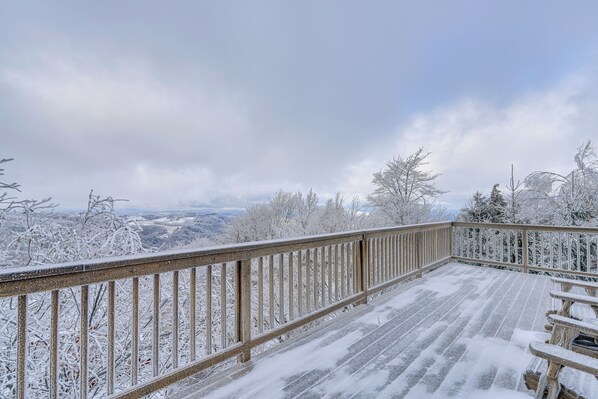 Beech Mountain Vacation Rental | 3BR | 4BA | Steps to Enter | 3,000 Sq Ft