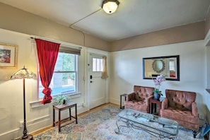 Living Room | Antique Décor | Heating & A/C | Free WiFi