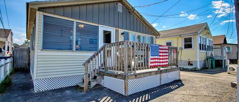 Head to the Atlantic coast and enjoy a stay at this vacation rental cottage!