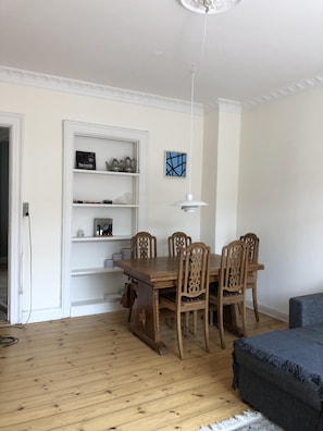 Dining area in the lounge.