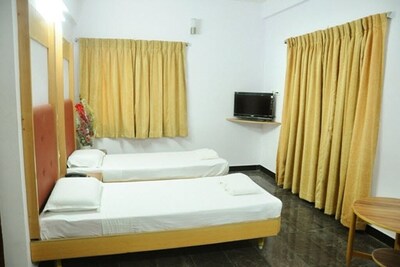 Warmly decorated rooms/Vandiyur Lake view Stay