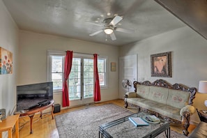 Living Room | Queen Sleeper Sofa | Free WiFi | Open Layout