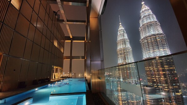 Infinity pool directly facing the twin towers KLCC 