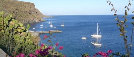 Vista su porto Pecorini Mare dalla strada provinciale