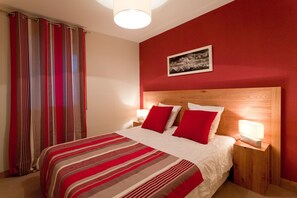 Get a peaceful night sleep in our cozy bedroom. The bedroom has 2 Single beds which can be twinned.