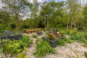 Sybil Cottage, Holme-next-the-Sea: Secluded area with feature bench and fire pit