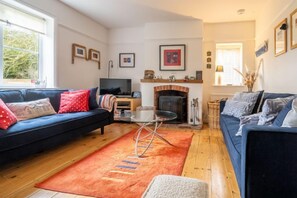 Sybil Cottage, Holme-next-the-Sea: Sitting room with wood burning stove