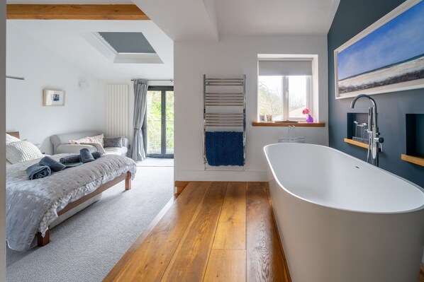 Sybil Cottage, Holme-next-the-Sea: Master suite with elevated freestanding bath