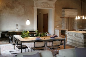 TUSCANY FOREVER RESIDENCE VILLA V VOLTERRA FIRST FLOOR APARTMENT
3 BEDROOMS, 2 BATHROOMS