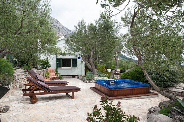 Outdoor spa tub
