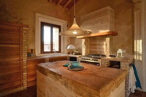 TUSCANY FOREVER RESIDENCE VILLA VI TERRA FIRST FLOOR APARTMENT boutique holiday rental in Volterra 