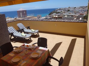 Grande terrasse ensoleillée surplombant la mer