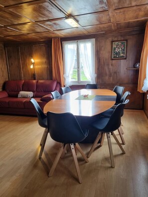Wohnzimmer mit grossem Esstisch
