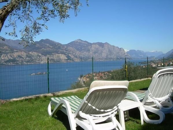 Garden for exclusive use, with dining area, deck chairs with lake view