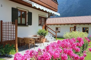 The south terrace of the apartment Alpspitze