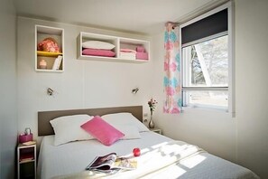 Schlafzimmer mit Doppelbett