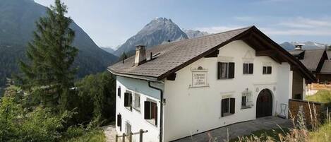 Chasa Diala mit herrlicher Aussicht am Sonnenhang hoch über Scuol