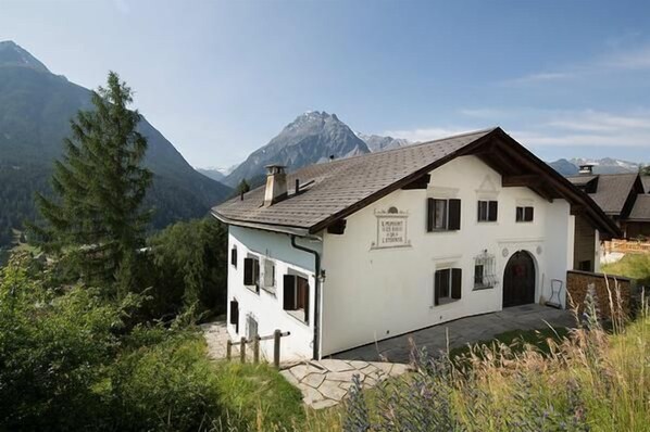 Chasa Diala with a lovely view high up on the sunny slope above Scuol