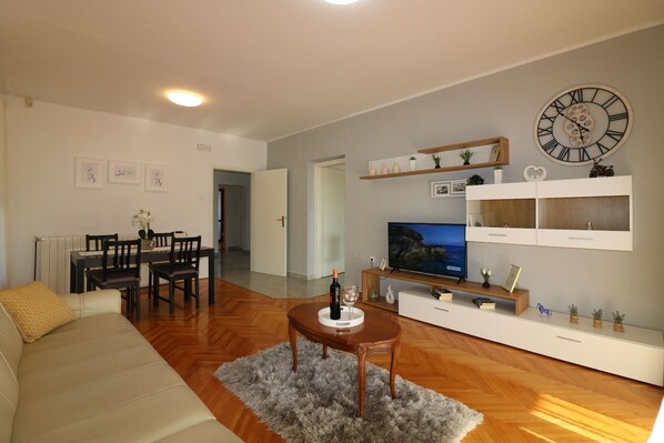 Holiday apartment Luna with 4 bedrooms for 6 - 8 people