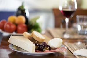Enjoy tuscan food & wine