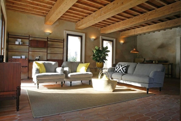 TUSCANY FOREVER RESIDENCE VILLA V VOLTERRA GROUND FLOOR APARTMENT
WE KNOW WHERE HAPPY KIDS ARE !