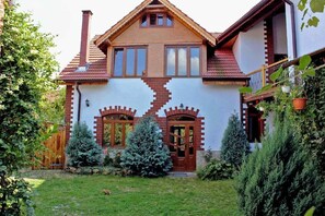 Casa Crina • self catering holiday villa rental in quaint Carpathian village near Sibiu, Transylvania, Romania