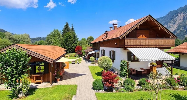 External view of the building. holiday home hofer - Zugspitzland