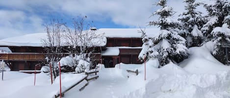 Entrée de la Résidence sous la neige