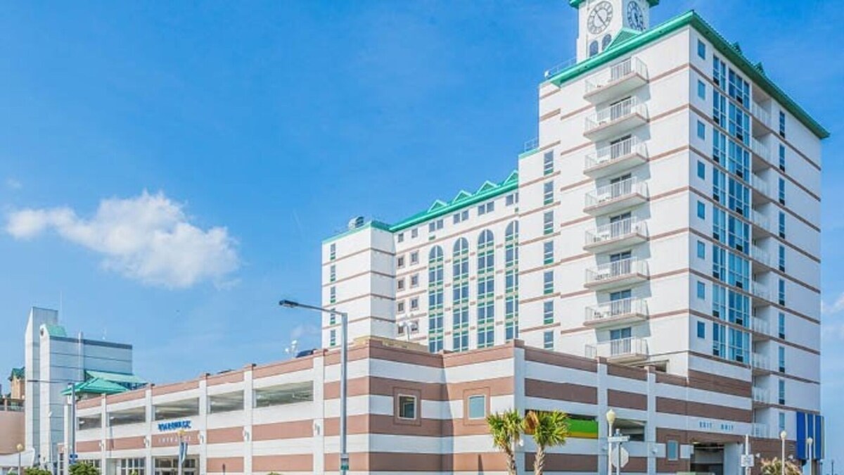 One Bedroom Ocean Front Luxury Condo, Virginia Beach, VA (1719919)
