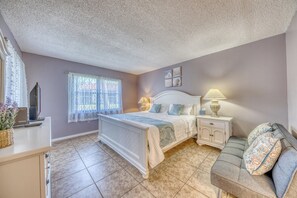 Master bedroom with 1 king size bed and 1 futon bed 