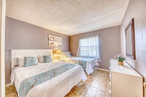 Second bedroom with 1 queen size bed and 1 twin xl bed 