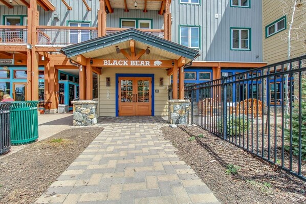 Exterior Entrance - Black Bear Lodge - Keystone CO