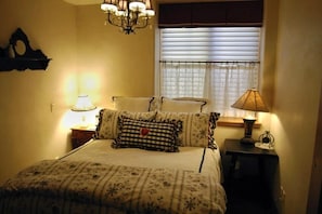 Master Bedroom (Queen Bed)