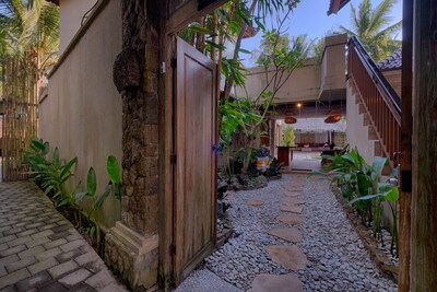 4 BR Contemporary Elegance Villa in Ubud with Ethnic Touch and Tatched Roof