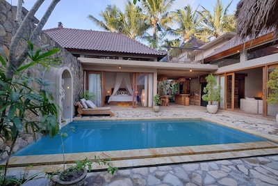 4 BR Contemporary Elegance Villa in Ubud with Ethnic Touch and Tatched Roof