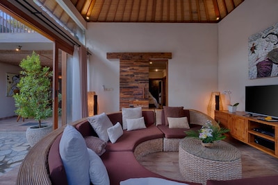 4 BR Contemporary Elegance Villa in Ubud with Ethnic Touch and Tatched Roof