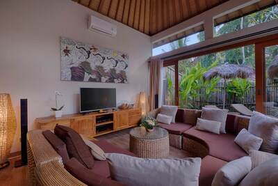 4 BR Contemporary Elegance Villa in Ubud with Ethnic Touch and Tatched Roof