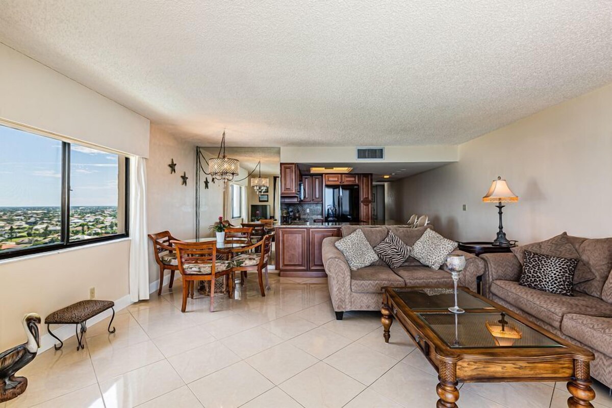 Enjoy Paradise in this 2/2 Beachfront Condo