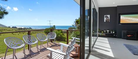 This impressive and modern home is perfectly suited for those seeking a relaxing getaway in a private location with easy access to quality surf beaches
