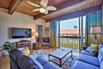 Kona Condo w/ View, Walk to Beach & Restaurants
