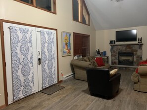 From the dining room to the main entrance