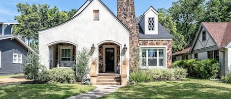 HGTV's Fixer Upper - The Giraffe House In Waco