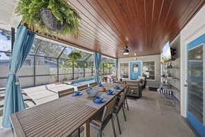 Enjoy a family meal outdoors in the fresh air.