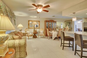 Living Room | Central A/C & Heating | Smart TV | Free WiFi