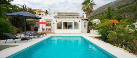 med privat pool og terrasse