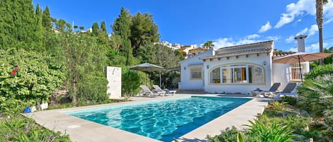 avec piscine privée et terrasse